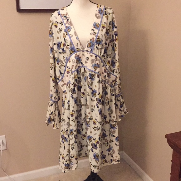 Glamorous Curve Dresses & Skirts - Glamorous Curve deep v neck floral dress, Sz 22